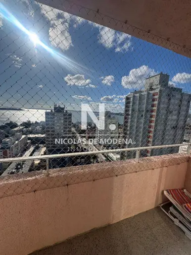 Vende apartamento de 1 dormitorio y medio en Peninsula, Punta del Este