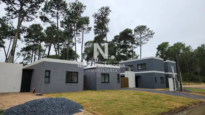 A estrenar casa de 2 dormitorios, en Parque Burnett con parrillero y estacionamiento para 2 autos