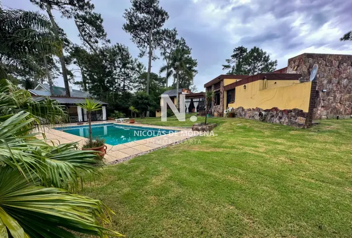 Casa a la venta en playa Mansa Puntal del este 3 dorm + serv con amplio jardín y piscina