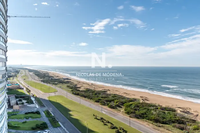 En venta apartamento de 3 dormitorios en suite, con vista al mar en Brava Punta del Este