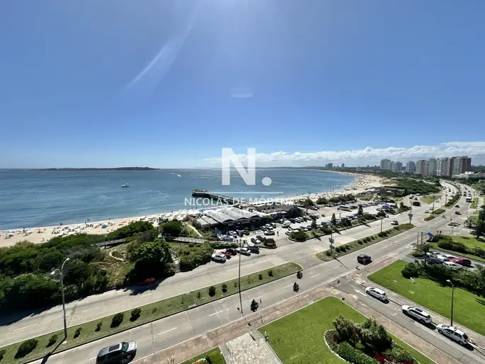 En venta frente al mar, apartamento de 3 dormitorios en Mansa, Punta del Este, Oportunidad ideal de inversión