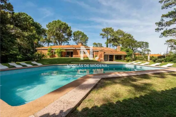 Casa en venta de 4 dormitorios en Playa Mansa.Punta del Este.