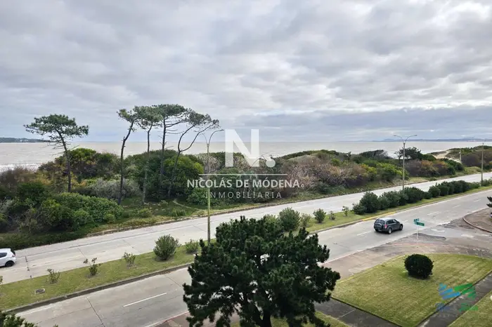 Edificio de 3 dormitorios en Punta del Este primera línea Mansa