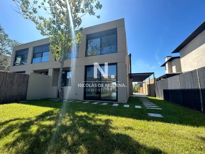 Casa en Venta a Estrenar de 3 Dormitorios y 3 Baños en Parques II,Montevideo