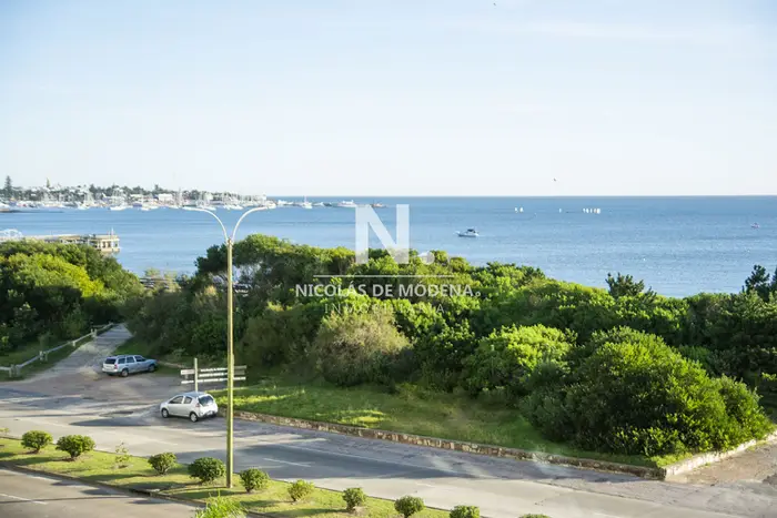 Oportunidad en emblematica Torre frente al mar en Playa Mansa 3 doritorios en suite