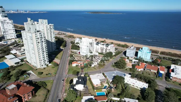 VENDE EXCELENTE CASA DE 4 DORMITORIOS EN PLAYA MANSA, PUNTA DEL ESTE