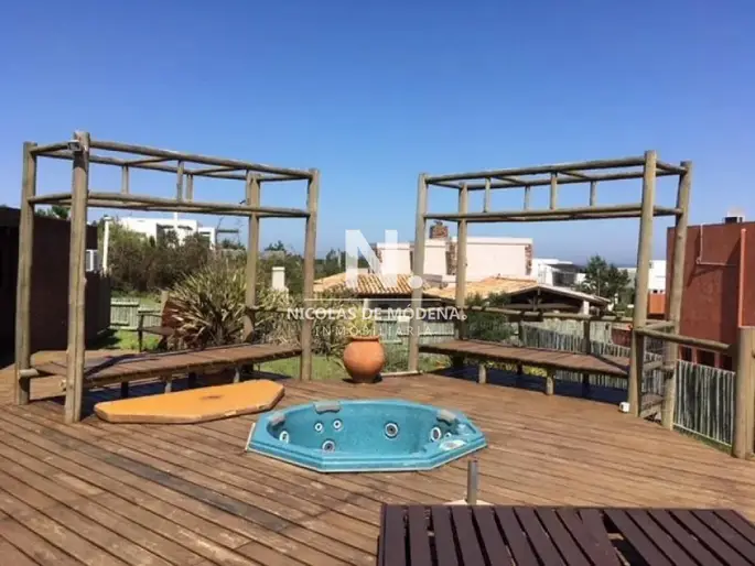 Se vende casa en Manantiales, de 3 dormitorios más dependencia. Proxima al mar y Ruta 104