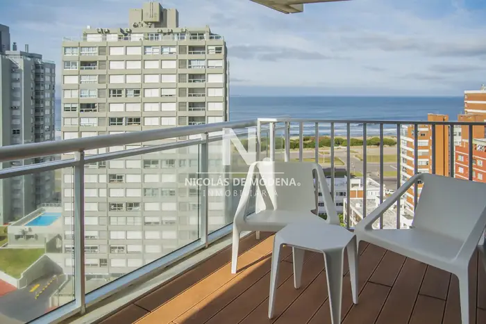 Apartamento de 2 dormitorios en venta en Torre moderna a metros del mar.