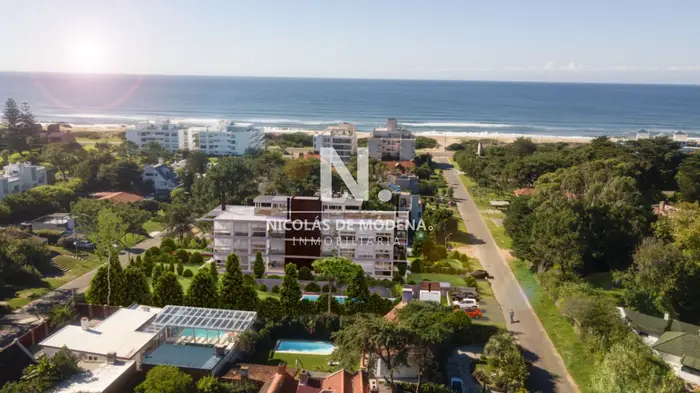 Espectacular apartamento en venta de 2 dormitorios frente al mar en Brava, Punta del Este.