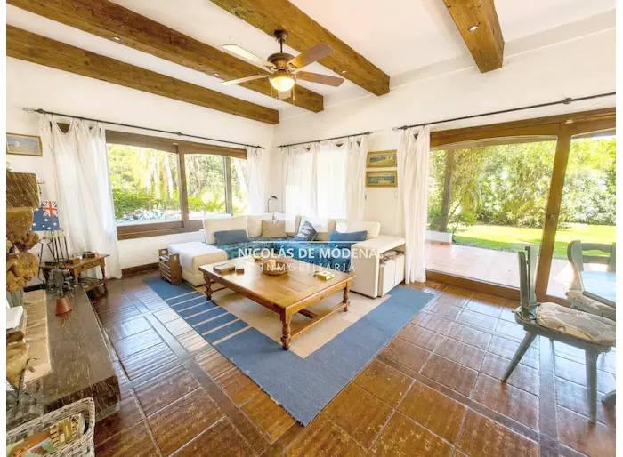 En venta casa de 2 plantas, de 4 dormitorios con parrillero y piscina en Solanas, Punta Ballena