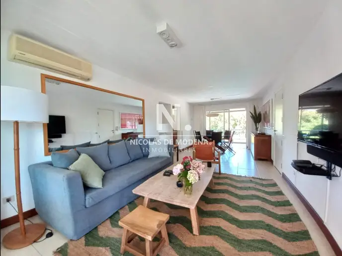 Oportunidad, apartamento en venta en Punta del Este de 3 dormitorios. Terraza con parrillero.