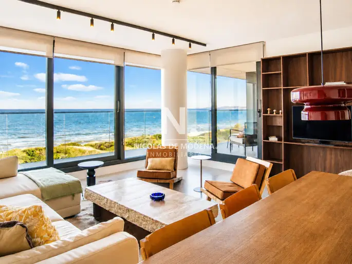 Vende apartamento de 3 dormitorios en suite en Mansa, Punta del Este. Con vista al mar