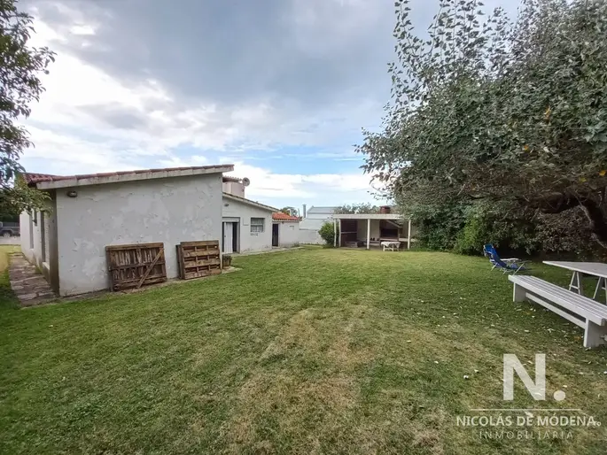 Vende Casa con 1500m2 de Terreno. Muy próxima al mar. Apto para desarrollo inmobiliario.
