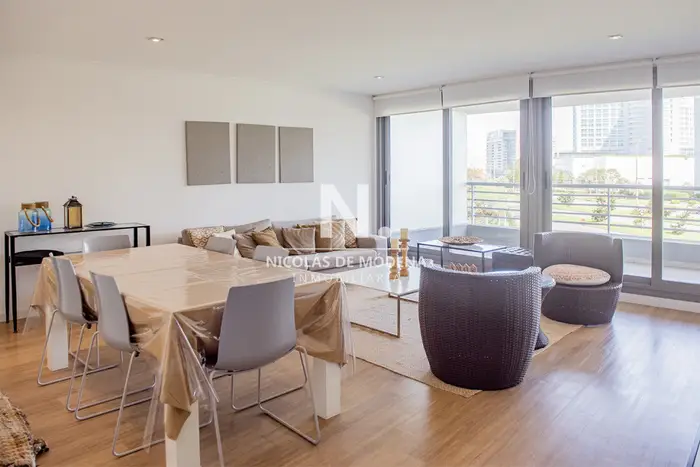 Vende apartamento en Alexander Boulevard de 2 dormitorios.