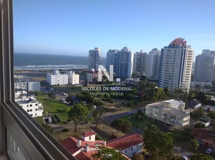 Apartamento de 2 dormitorios en venta en Punta del Este
