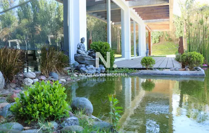 Casa de gran tamaño ubicada en zona de paz y tranquilidad.