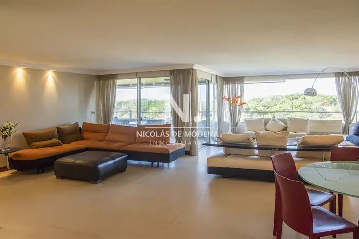 Apartamento de 4 dormitorios en Punta del Este frente al mar en Playa Brava