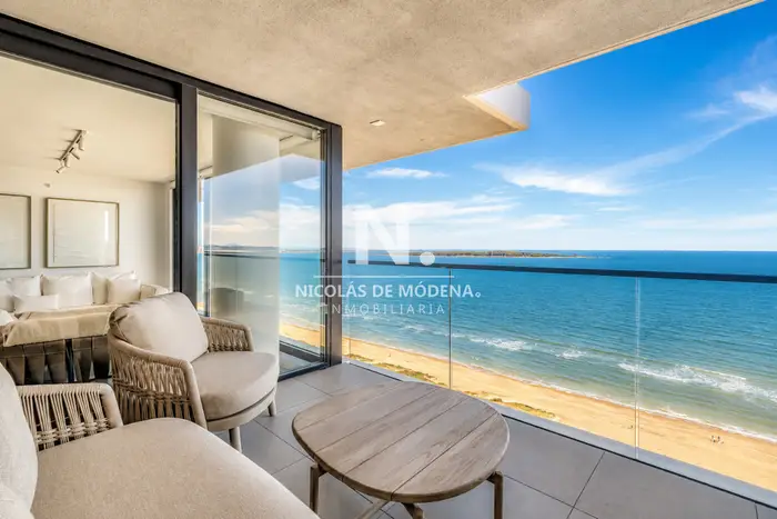 En venta apartamento de 2 dormitorios frente al mar en Playa Mansa - Punta del Este