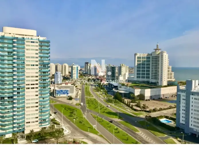 Venta de Apartamento 3 dormitorios en Playa Mansa, Punta del Este.