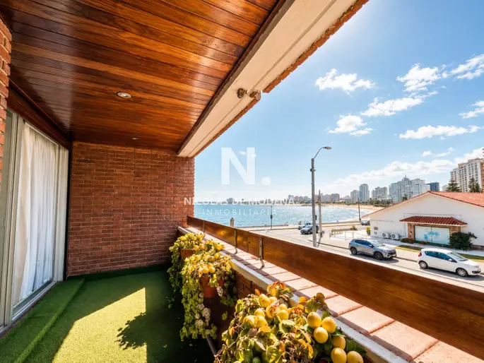 En venta apartamento de 2 dormitorios frente al Mar - Playa Mansa, Punta del Este