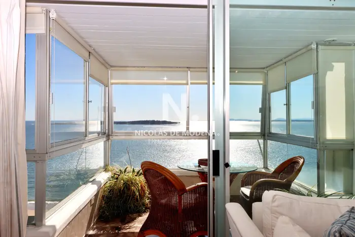 Venta de Apartamento de 3 dormitorios Frente al Mar en Playa Mansa - Punta del Este