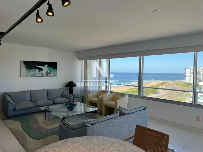 Apartamento en venta 3 dormitorios, frente al mar