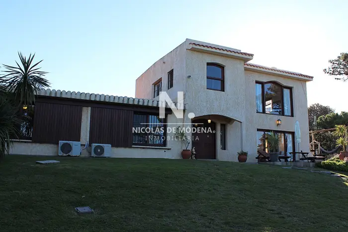 VENDE CASA CERCA DEL MAR, EN SAN RAFAEL, PUNTA DEL ESTE.