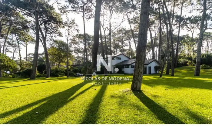 OPORTUNIDAD. VENDE CASA CON GRAN METRAJE EN SAN RAFAEL, PLAYA BRAVA. PUNTA DEL ESTE.