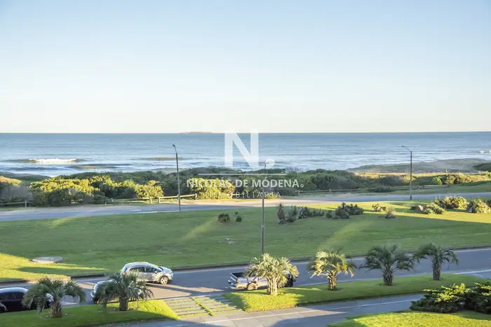 Departamento en venta frente al mar. Torre Lobos, Playa Brava, 3 dormitorios.
