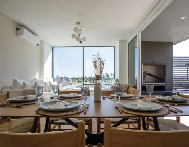 Apartamento de 2 Dormitorios EN VENTA, Edificio de categoría frente a la Rambla de Carrasco. Montevideo