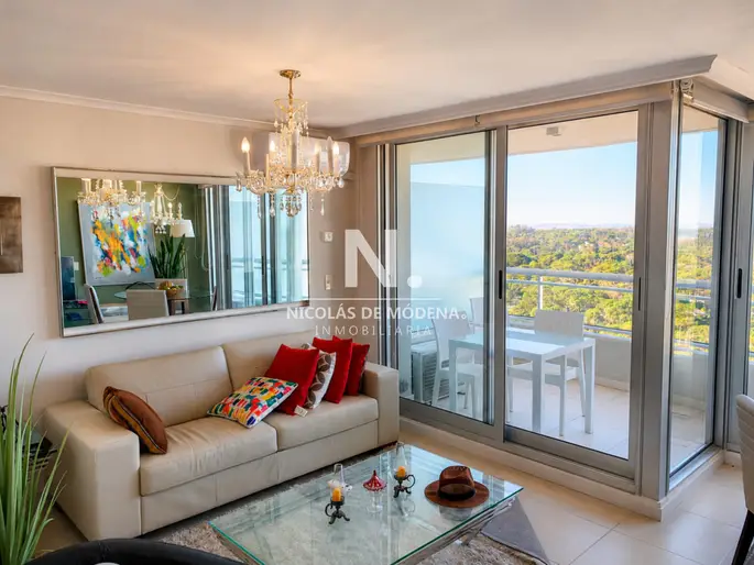 Penthouse Exclusivo en Zona Premium: Amplio Living Comedor, 2 Baños, Toilette y Doble Garaje en Torre de Categoría