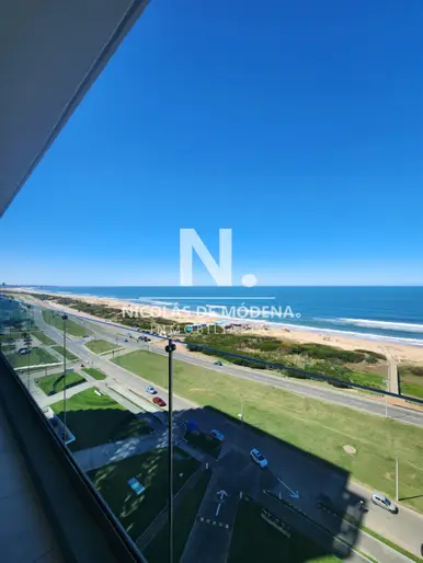 Vende apartamento de 3 dormitorios en suite, con vista al mar en Brava, Punta del Este