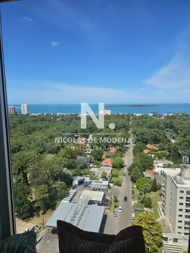 Vende departamento Penthouse de 4 dormitorios en Punta del Este