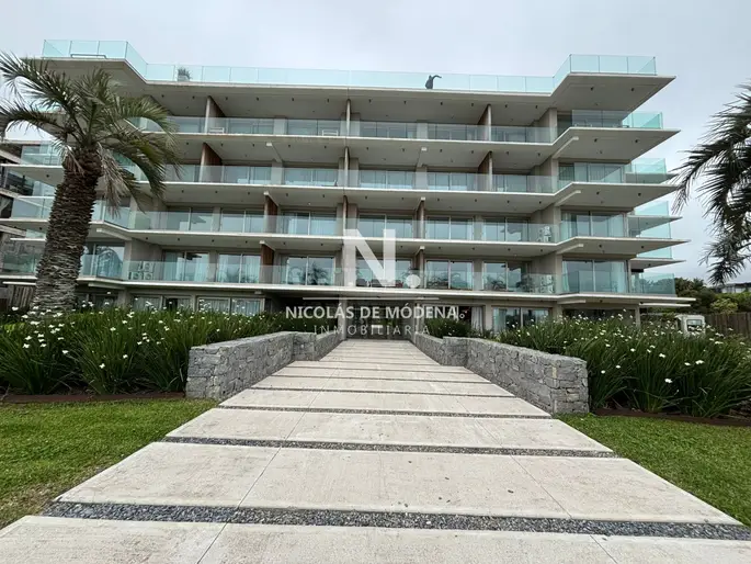 Vende apartamento en Manantiales frente al mar de 2 dormitorios.