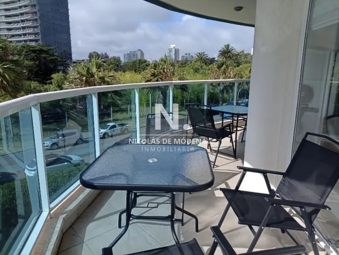 Apartamento de 3 dormitorios en Venta en Playa Mansa - Punta del Este