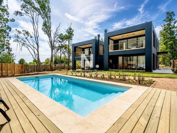En venta casa de 2 plantas en Bosque Barra, Punta del Este
