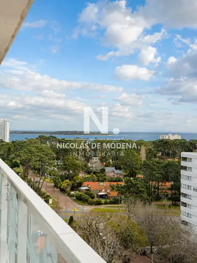 En venta en edificio Yoo, apartamento de 1 dormitorio y medio, con vista parcial al mar