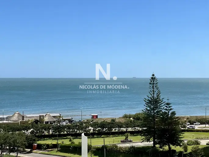 Vende apartamento de 2 dormitorios y medio en torre Madison, Mansa Punta del Este
