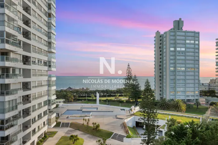 En venta apartamento de 2 dormitorios y medio en Mansa, Punta del Este