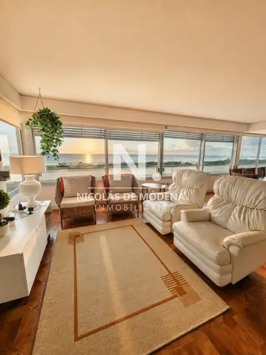 Vende apartamento de 3 dormitorios, con vista al mar en Edificio Tiburon, Brava Punta del Este