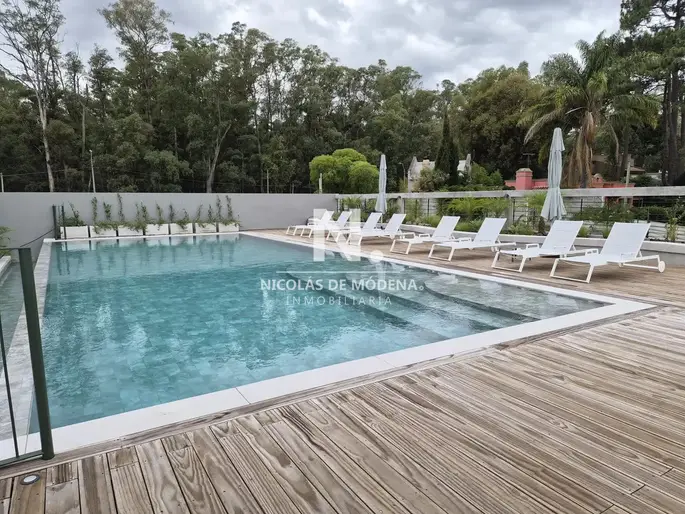 Venta Apartamento de 3 Dormitorios Con Piscina en Parque Carrasco,Canelones.
