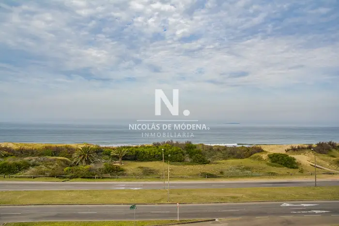 Departamento frente a Playa Brava en venta. 3 suites.