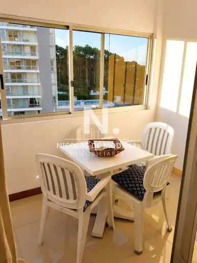En venta apartamento de 2 dormitorios en torre Antares, en  Punta del Este