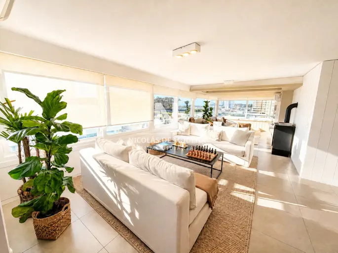 Apartamento de 3 dormitorios en venta frente a Playa Brava
