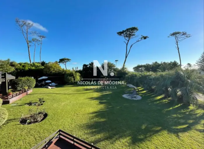 Espectacular mansion a solo metros de mar en venta, 8 dormitorios. Punta del Este