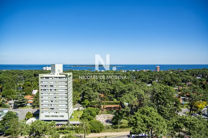 En alquiler apartamento de 3 dormitorios con muy buena vista a la bahía, Punta del Este.