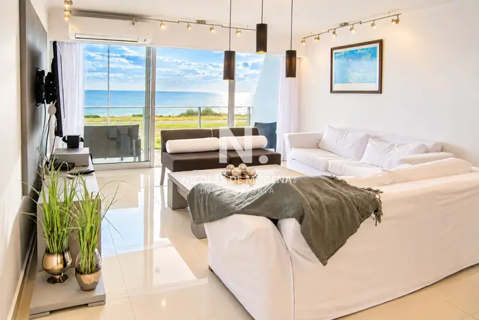 En alquiler Departamento frente al mar en Playa Mansa de 3 dormitorios Punta del Este