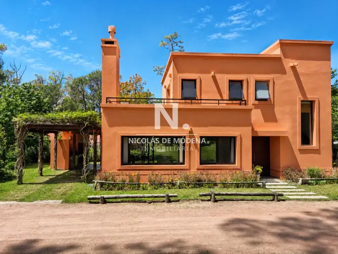 Casa en venta de 2 dormitorios distribuida en 2 comodas plantas, en Pinares.