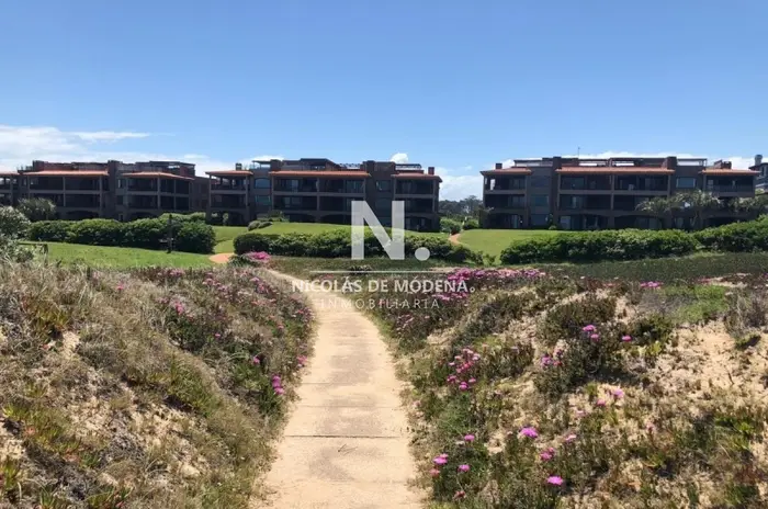 Venta Apartamento 3 dormitorios en Manantiales con salida directa al mar