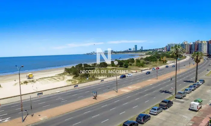Venta Apartamento 3 dormitorios Frente a la Rambla en Malvín,Montevideo.